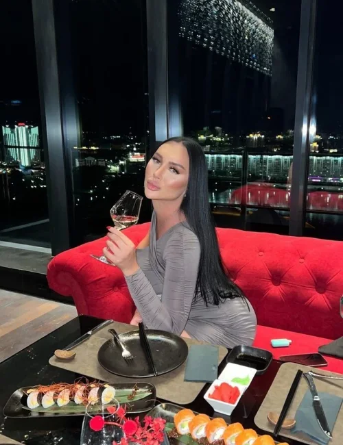 Darina photo 4, slavic, average, black hair, 180 cm, 70 kg, Large bust, Hong Kong