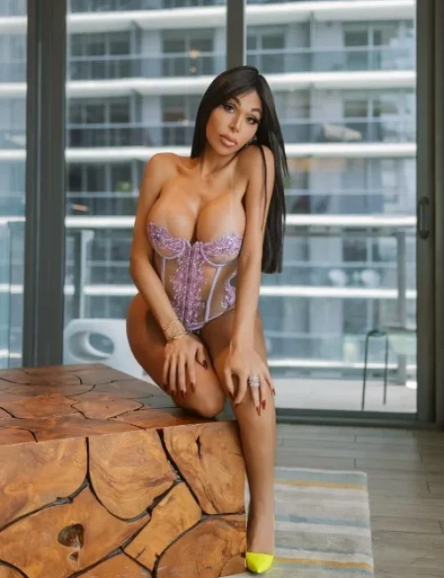 Valeri photo 8, latino, athletic, black hair, 170 cm, 72 kg, Large bust, Hong Kong
