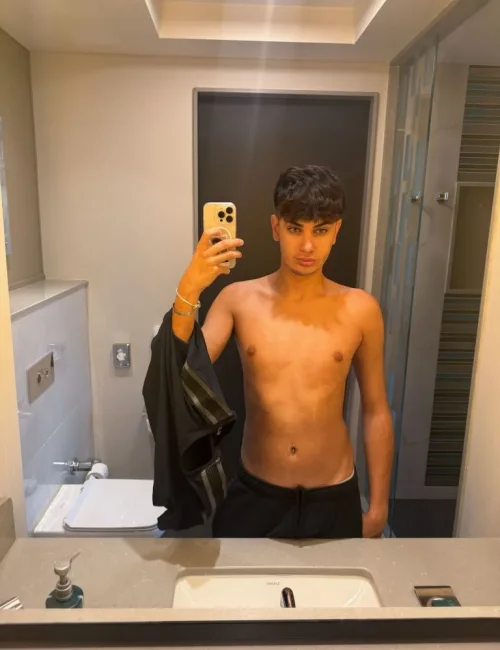Arthur photo 5, latino, average, brunette, 180 cm, 63 kg, Hong Kong