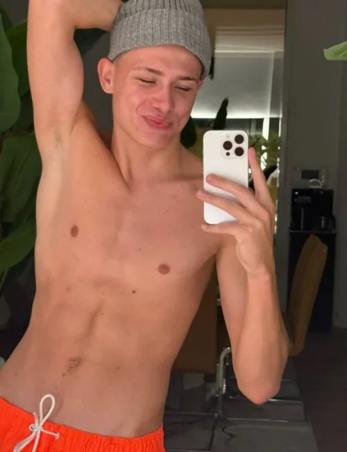 Tyler photo 11, latino, average, brunette, 185 cm, 68 kg, Hong Kong