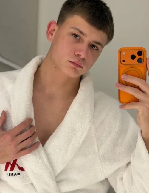 Tyler photo 4, latino, average, brunette, 185 cm, 68 kg, Hong Kong
