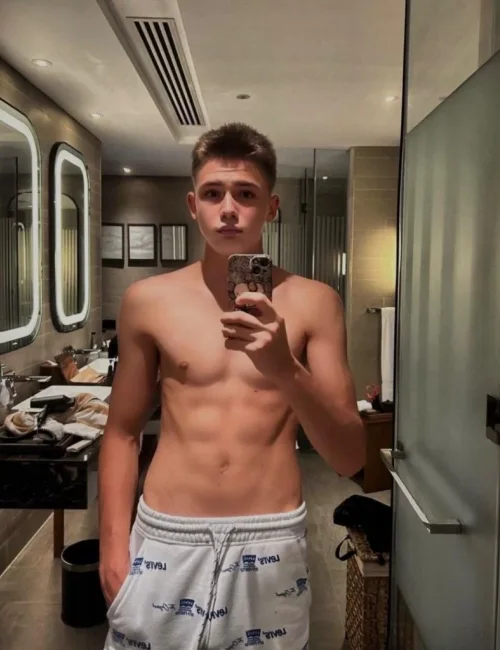 Tyler photo 9, latino, average, brunette, 185 cm, 68 kg, Hong Kong