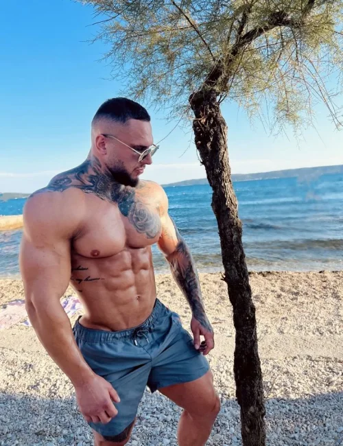 Vaughn photo 20, latino, curvy, brunette, 173 cm, 100 kg, Hong Kong