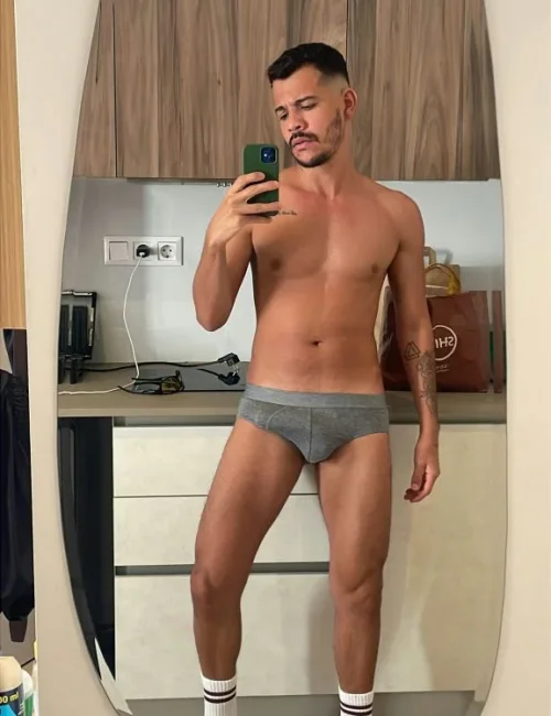 Victor photo 1, latino, athletic, black hair, 178 cm, 74 kg, Hong Kong