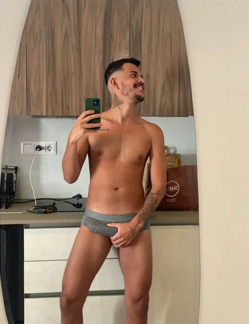 Victor photo 3, latino, athletic, black hair, 178 cm, 74 kg, Hong Kong