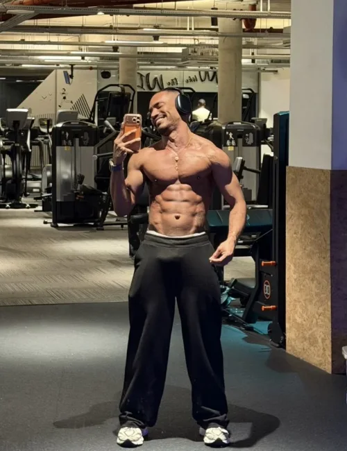 Vidal photo 14, latino, athletic, black hair, 175 cm, 74 kg, Hong Kong