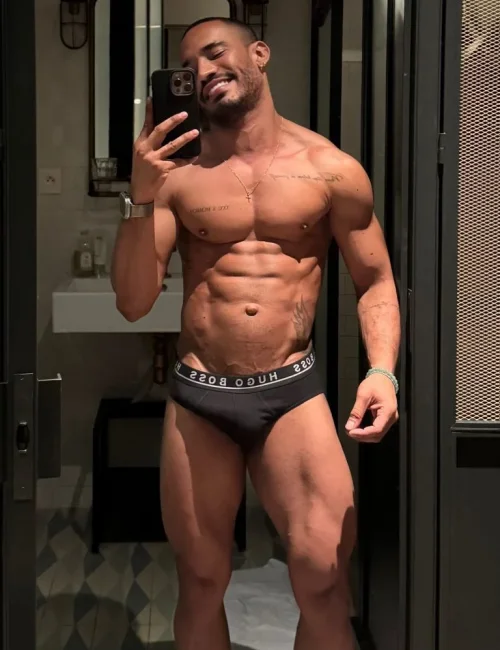 Vidal photo 35, latino, athletic, black hair, 175 cm, 74 kg, Hong Kong