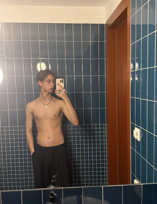 Votchel photo 8, slavic, slim, black hair, 185 cm, 63 kg, Hong Kong