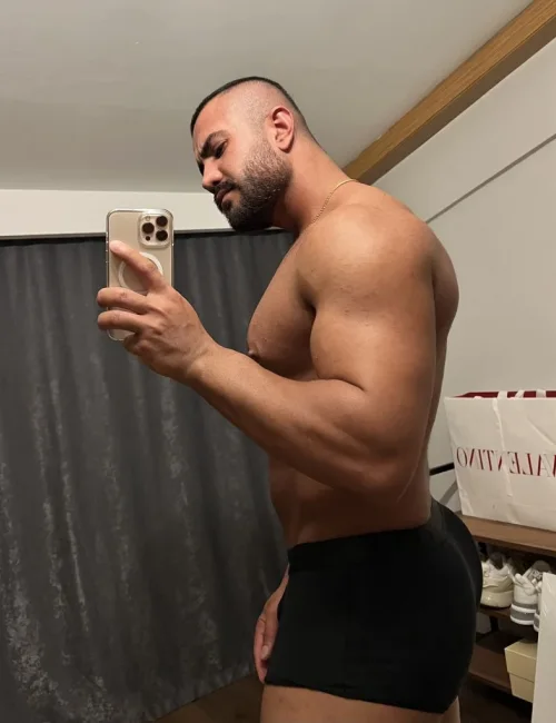 Vulcan photo 1, slavic, curvy, black hair, 180 cm, 81 kg, Hong Kong