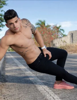 Zac photo 1, latino, curvy, black hair, 178 cm, 83 kg, Hong Kong