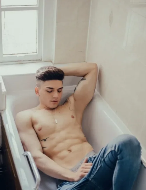 Zac photo 23, latino, curvy, black hair, 178 cm, 83 kg, Hong Kong