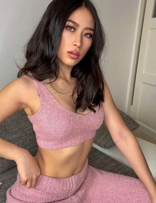 emese photo 1, european, slim, black hair, 169 cm, 51 kg, Medium bust, Hong Kong