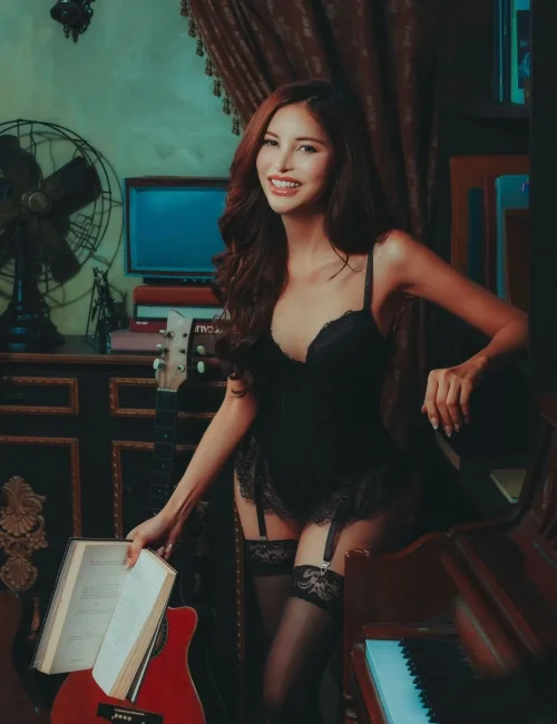 heart photo 3, asian, curvy, brunette, 168 cm, 56 kg, Medium bust, Hong Kong