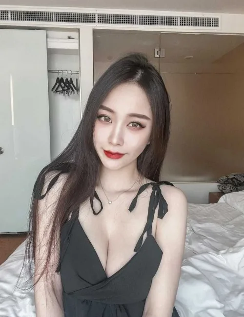 hua li photo 1, asian, black hair, 166 cm, 48 kg, Large bust, Hong Kong
