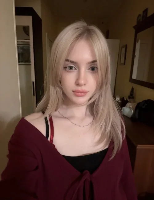 nura photo 2, european, slim, blonde hair, 167 cm, 53 kg, Medium bust, Hong Kong