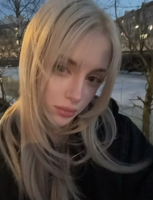 nura photo 3, european, slim, blonde hair, 167 cm, 53 kg, Medium bust, Hong Kong